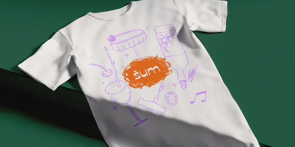 A white šum T-shirt with hand-drawn purple wine illustrations around the orange logo