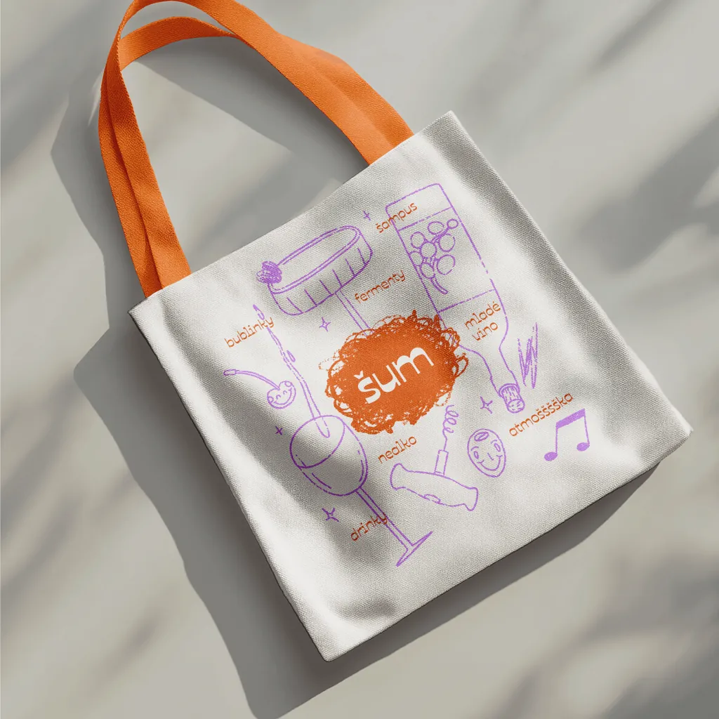 A šum tote bag with drawn glasses and bottles around the orange logo