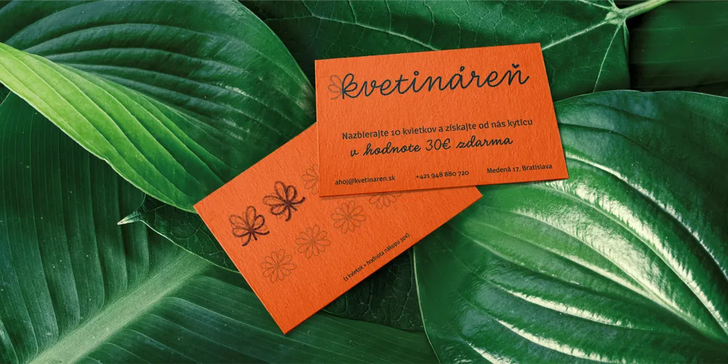 Kvetináreň customer cards on large green leaves